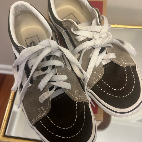 Vans canvas / suede Sk-8 low sneaker.  4.5 big boys   6.0 women - Picture 1 of 6